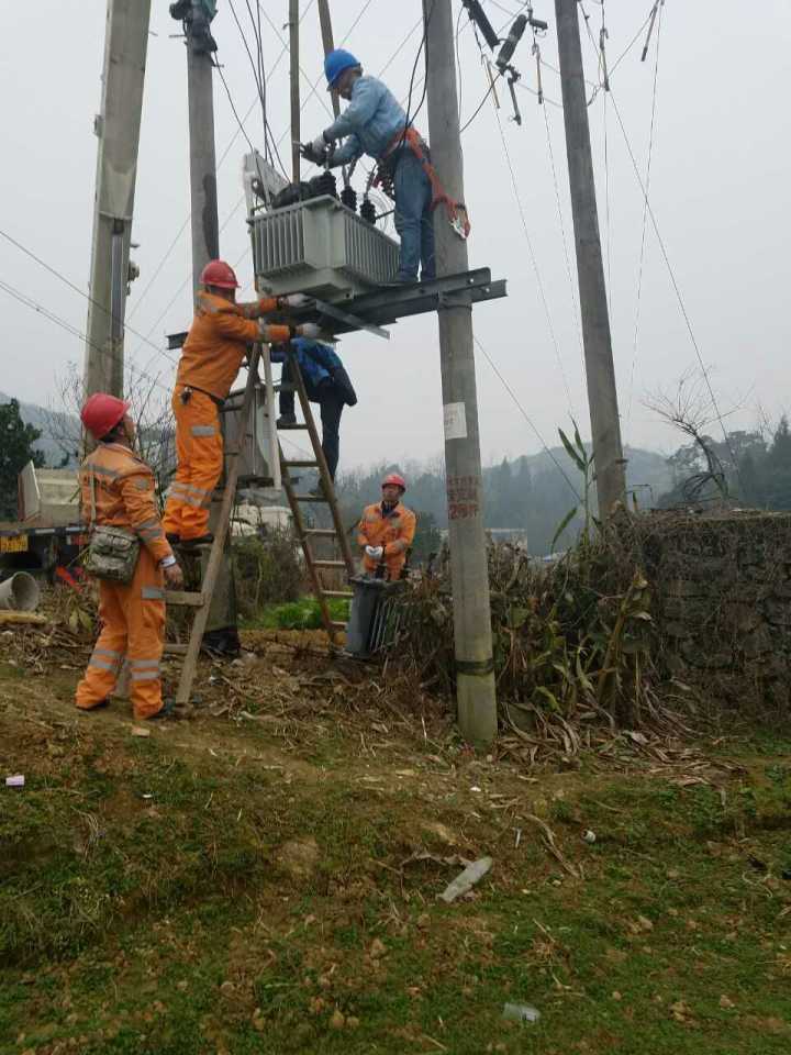 守護(hù)燈火，電力人在行動——松桃供電局一線員工春節(jié)保電側(cè)記