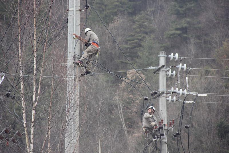 陜西地電留壩供電分公司：實施農(nóng)石線、索道線分網(wǎng)改造