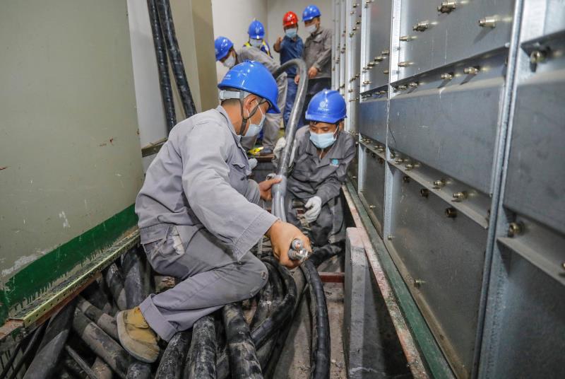 與時(shí)間賽跑，為生命加速 電力員工星夜鏖戰(zhàn)為醫(yī)院用電“增容”