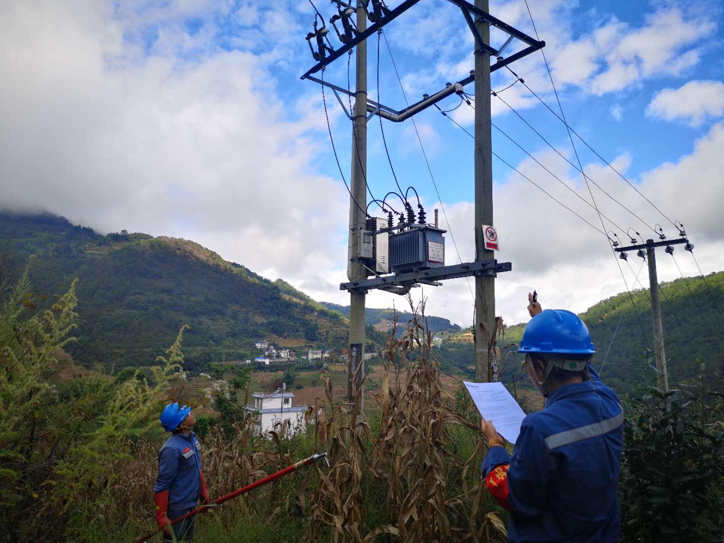 臨滄云縣供電局開(kāi)展線(xiàn)路維護(hù)改造，全面提升供電可靠性