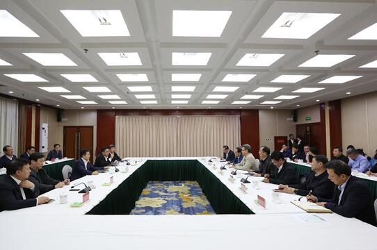 錢智民與保定市委書記黨曉龍、市長郭建英進(jìn)行座談交流