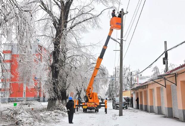 受強(qiáng)雨雪大風(fēng)冰凍天氣影響，吉林延邊全力搶修供電線路