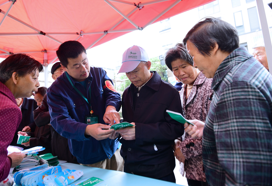 國網(wǎng)慈溪市供電公司紅船共產(chǎn)黨員服務隊走村入戶開展冬季安全用電宣傳