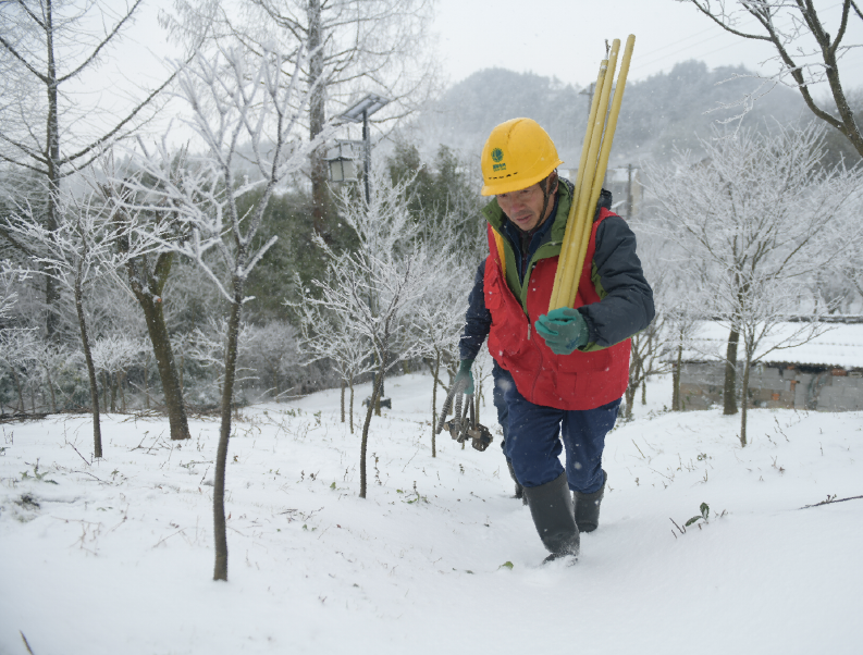 國網(wǎng)余姚市供電公司冰雪中的逆行者