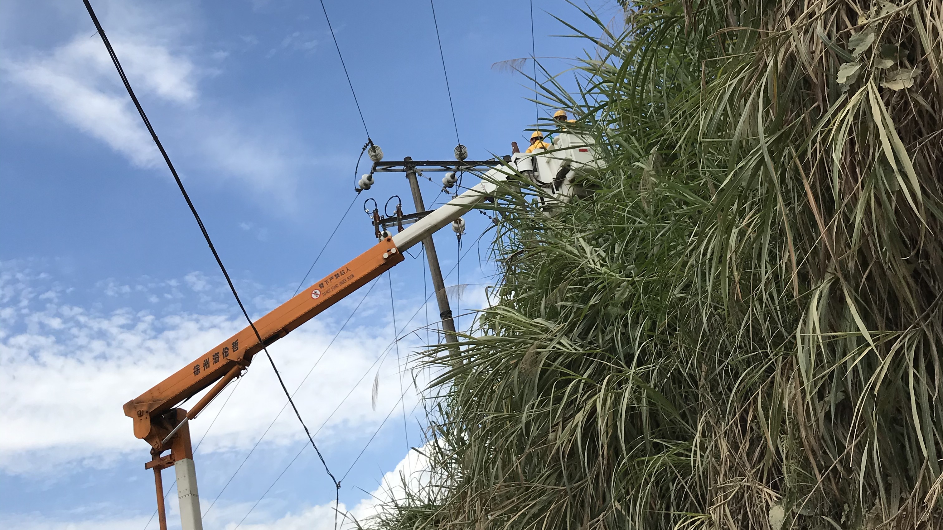 國網(wǎng)羅源縣供電公司帶電接火專變　助力水庫清淤工程