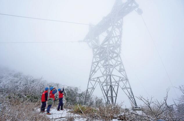 國網(wǎng)江西電力公司搶修受損線路 特巡特護電力設(shè)備