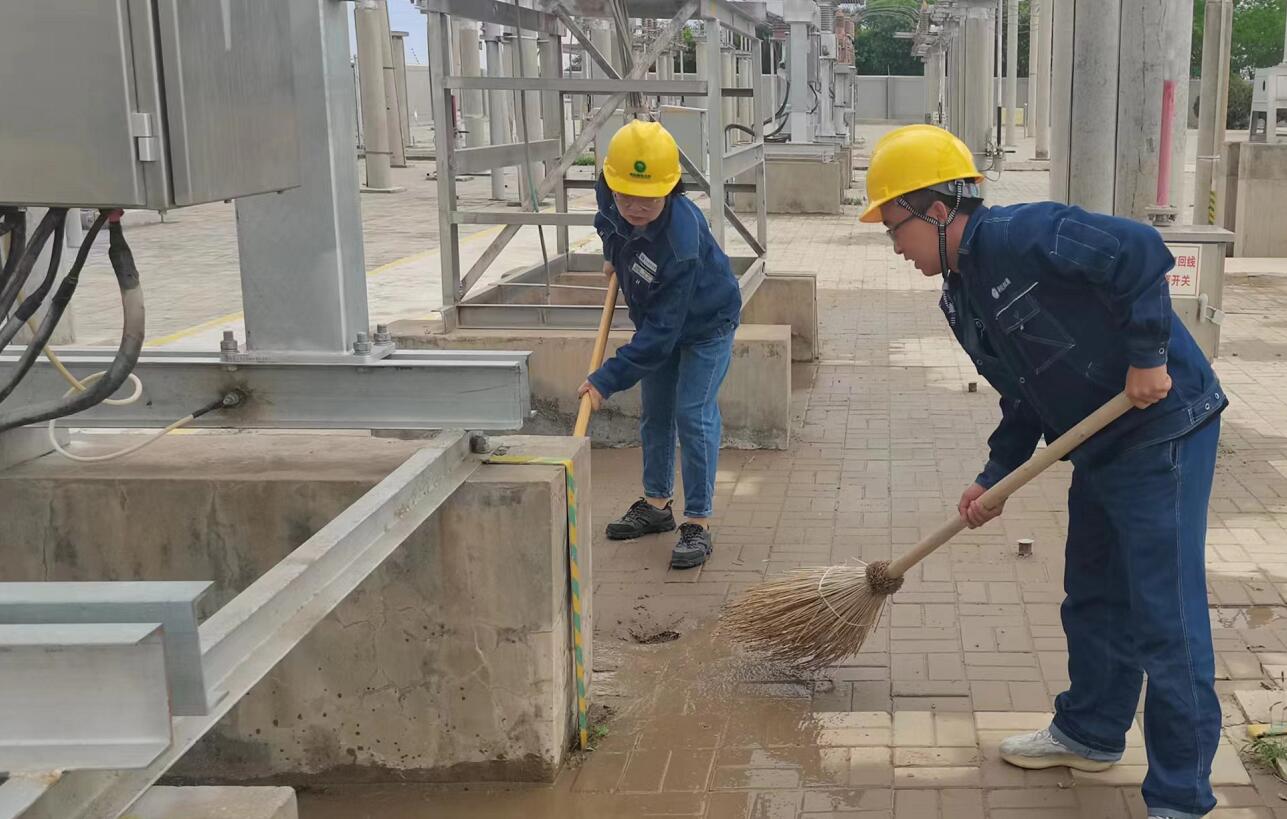 戈壁有雨，阿電人全力出擊保供電