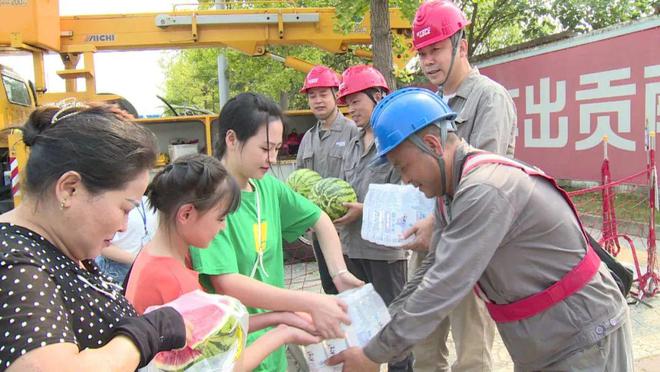 四川什邡：電力工人高溫保電忙，社區(qū)群眾熱情慰問表感謝