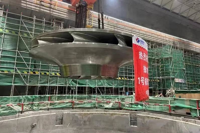 福建廈門抽水蓄能電站完成首臺機(jī)組轉(zhuǎn)輪吊裝