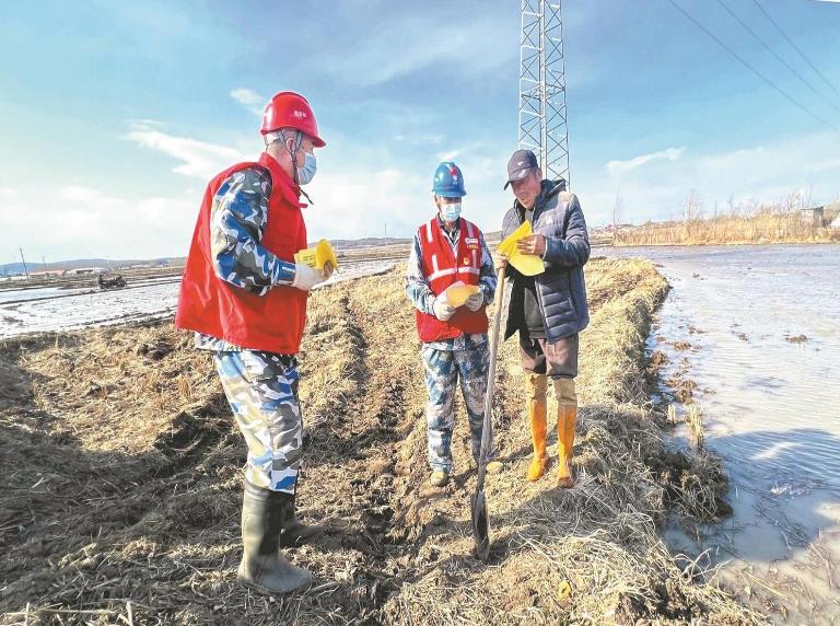 黑龍江虎林市供電公司上門(mén)走訪客戶保障春耕用電