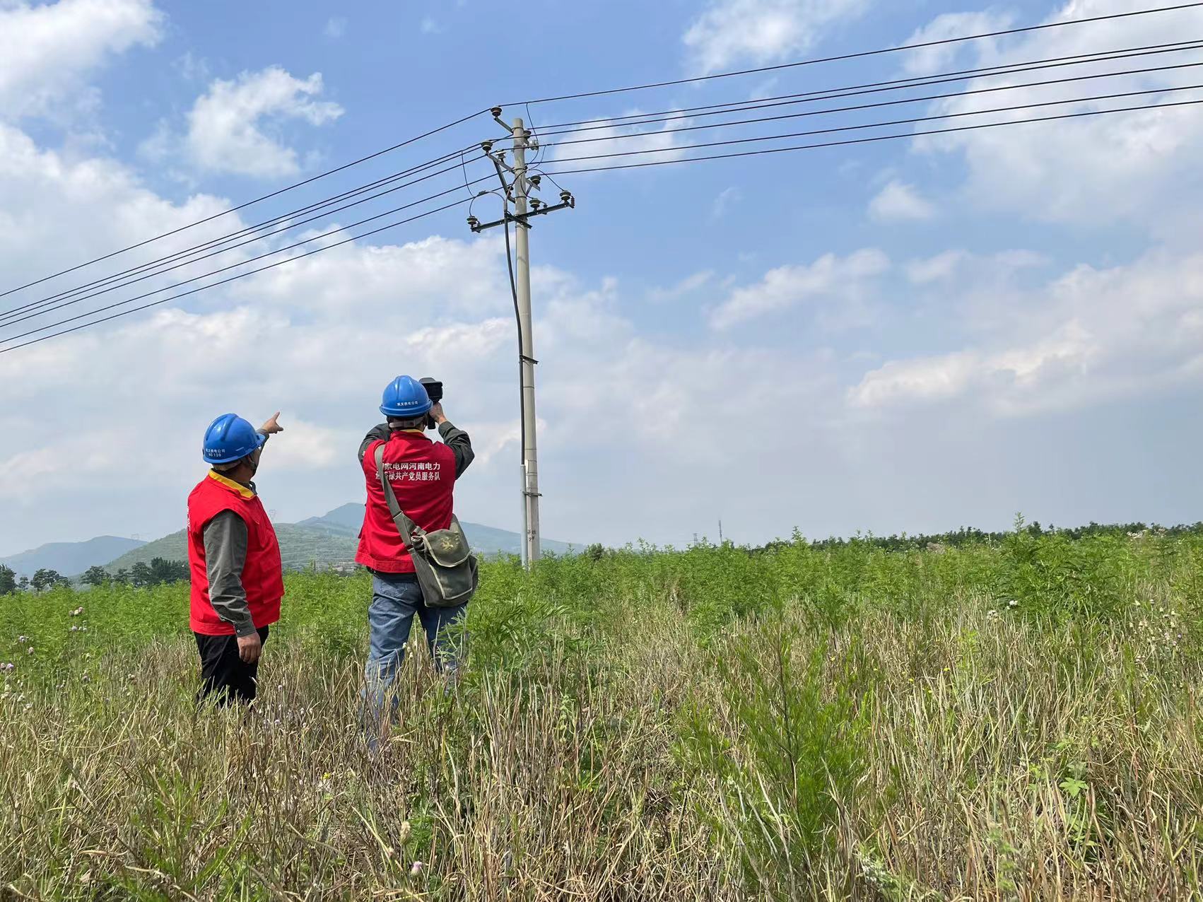 國網鞏義市供電公司鄉(xiāng)村振興電力賦能助力夏糧顆粒歸倉