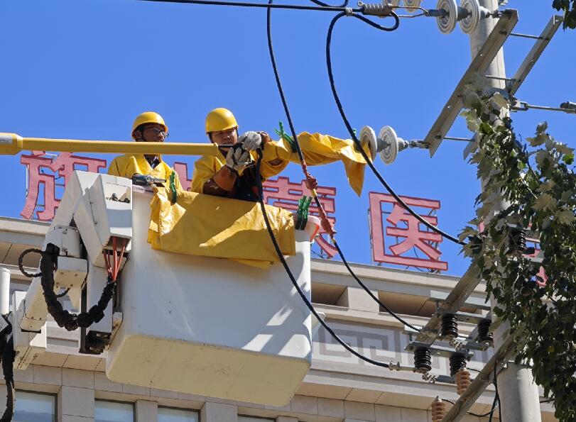 阿拉善供電公司迎夏峰帶電消缺，保醫(yī)電“汗”衛(wèi)民生