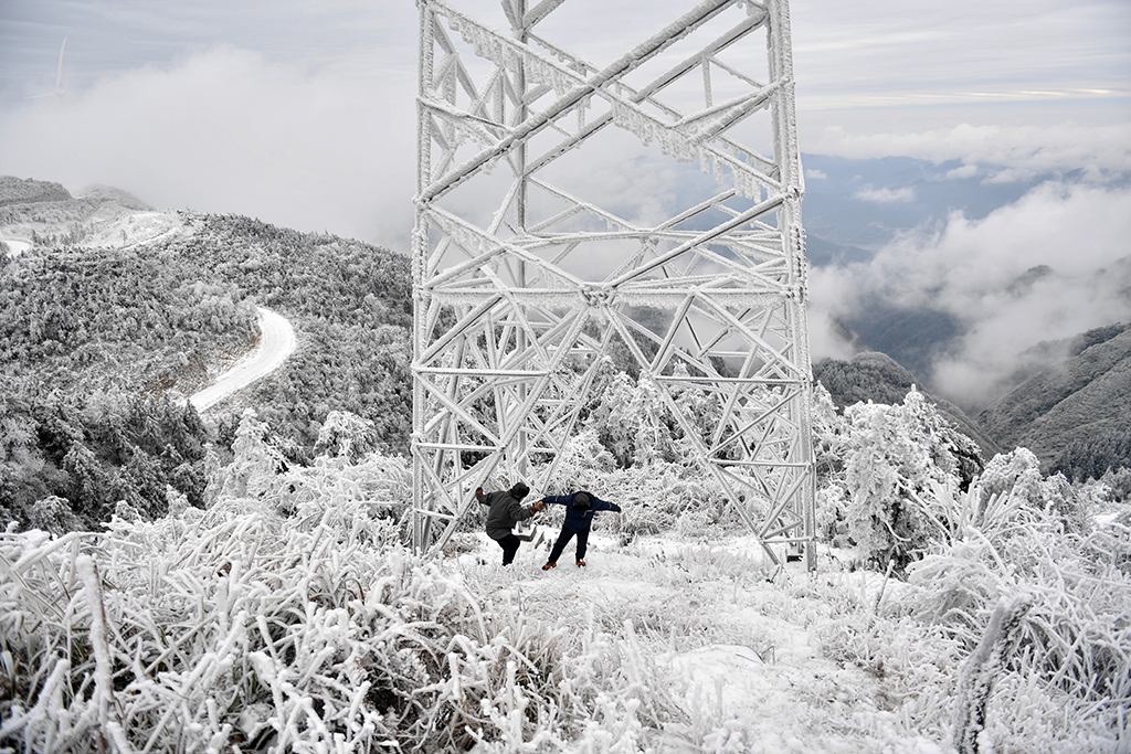 海拔1420米，電力“哨兵”風(fēng)雪中守護(hù)萬(wàn)家燈火