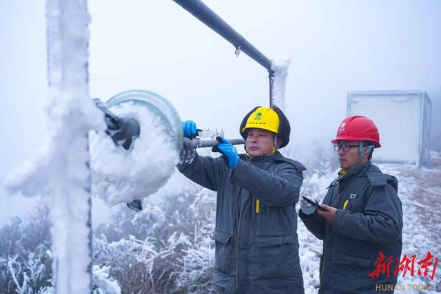 國網(wǎng)永州供電公司開展線路融冰 積極應對雨雪保電網(wǎng)安全