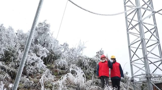 國網江華供電公司踏雪巡線 迎戰(zhàn)寒潮保供電