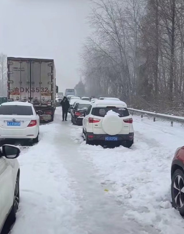 湖北凍雨暴雪導(dǎo)致高速公路堵塞，電動(dòng)汽車再現(xiàn)“趴窩”