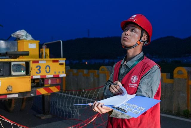 高空一分鐘 地上十年功——記高壓帶電作業(yè)“特種兵”賀彪