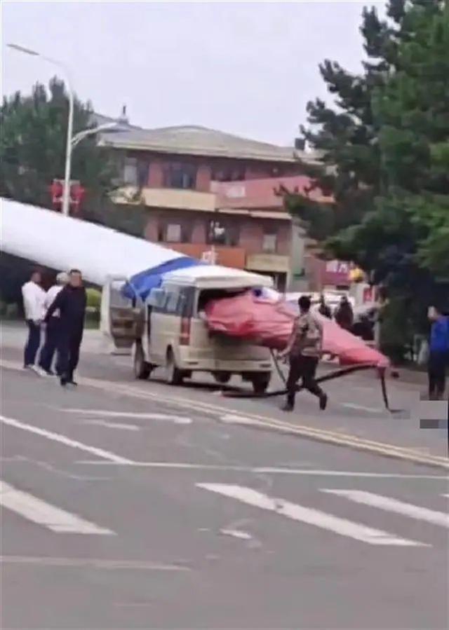 黑龍江一面包車被風電機葉片刺穿，知情人：車上載有7人