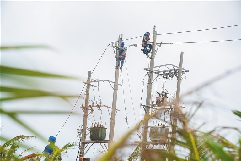 保亭、三亞等多個(gè)市縣供電隊(duì)伍全力支援文昌搶修復(fù)電