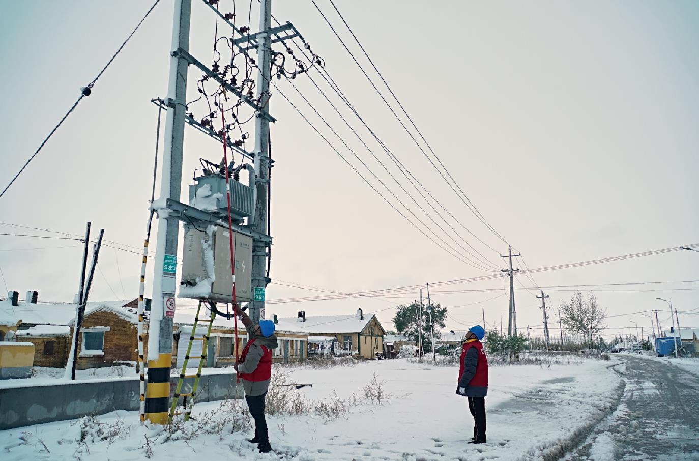 國網(wǎng)滿洲里供電公司：狂風(fēng)暴雪襲北疆 供電保障顯擔(dān)當(dāng)