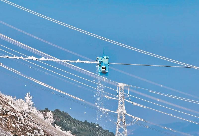 四川電網(wǎng)首次運用“無人機+除冰機器人”清除覆冰